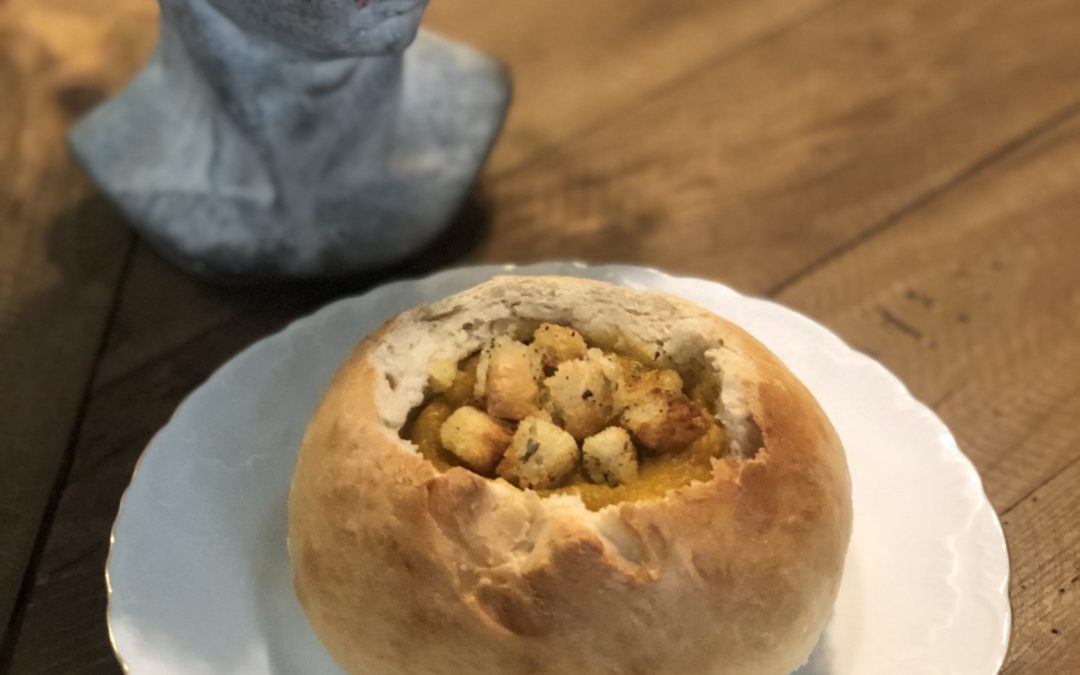 Bol de pan relleno de crema de calabaza y zanahoria con picatostes caseros // Bread Bowl filled with Pumpkin and Carrot Soup and Homemade Croutons