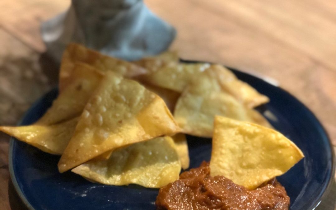 Totopos caseros con untable de tomates secos mexicano // Homemade Tortilla Chips with Mexican dried tomato spread